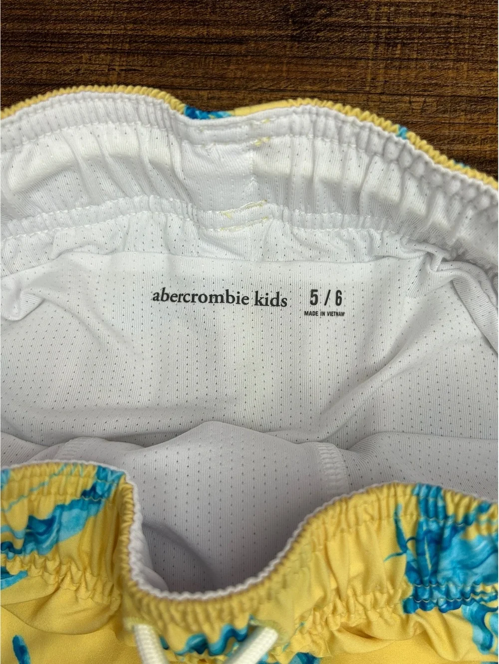 ABERCROMBIE KIDS Boy’s Lobster Print Swim Trunks / Size: 5/6